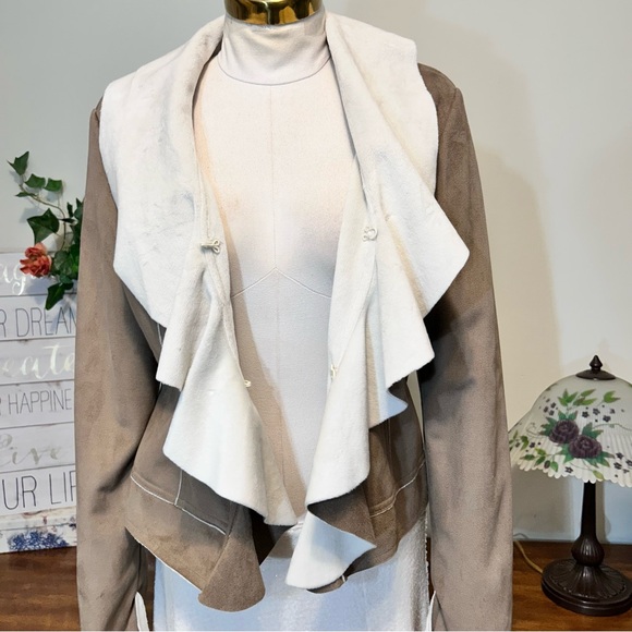 Au Lieu Tan Beige & White Faux Suede Fur Draped Ruffle Front Jacket New NWOT - Picture 6 of 14